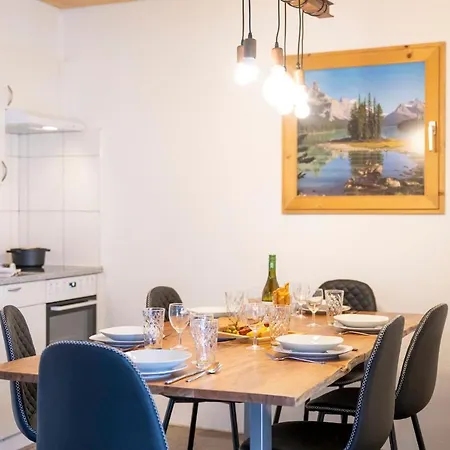 Chasa Chamuotsch 아파트 *